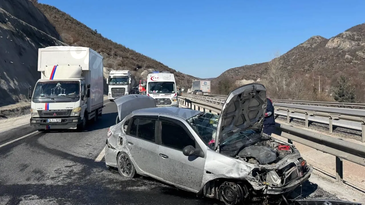 Pazaryeri'nde meydana gelen trafik kazasında 3 kişi yaralandı.