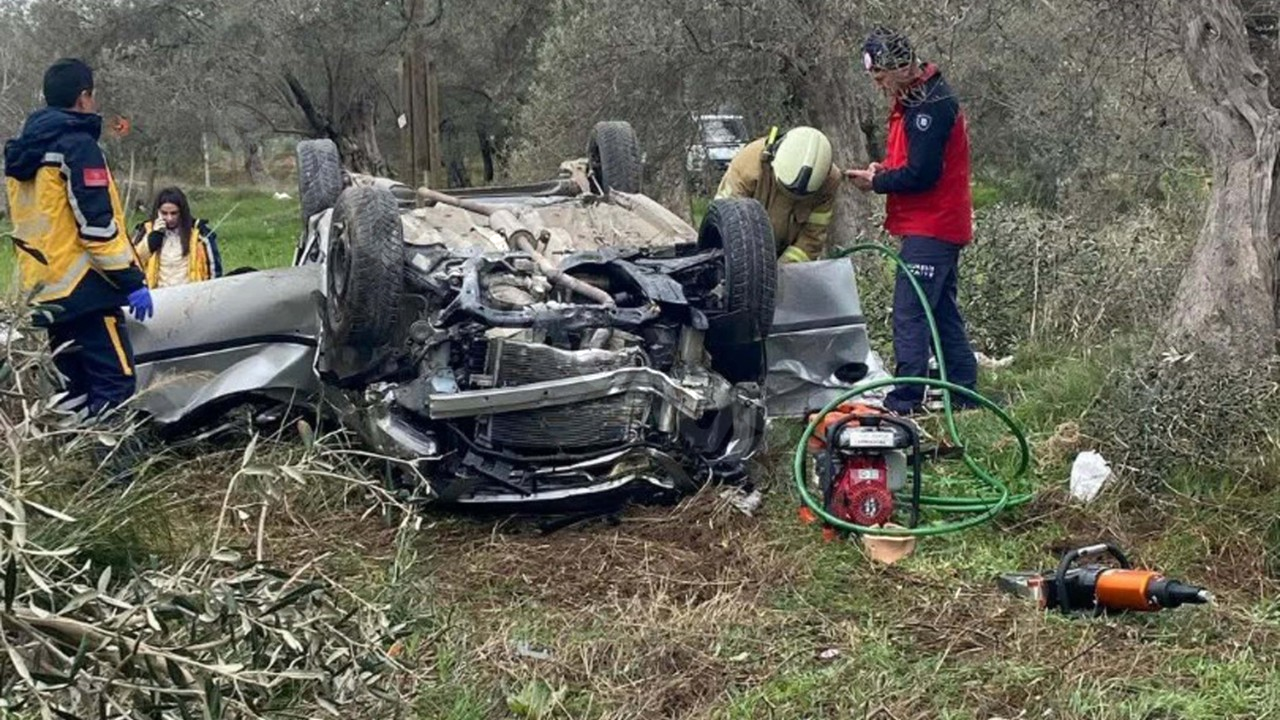 Araç Tarlada İkiye Bölündü, 2 Can Kaybı Var