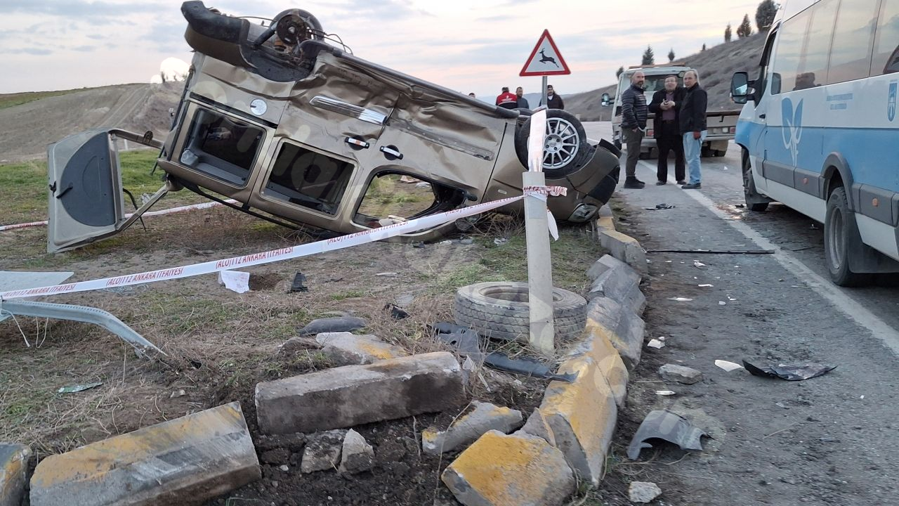 Ankara'da minibüs ve ticari araç çarpıştı, 1'i ağır 9 kişi yaralandı.