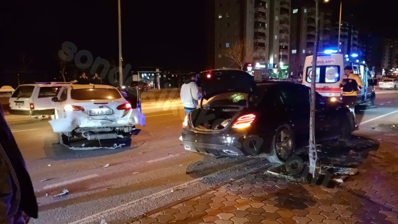 Kahramanmaraş'ta araçlar birbirine çarptı, 2 kişi yaralandı.
