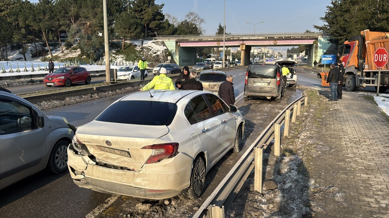 Samsun'da ardışık trafik kazasında 2 kişi yaralandı.
