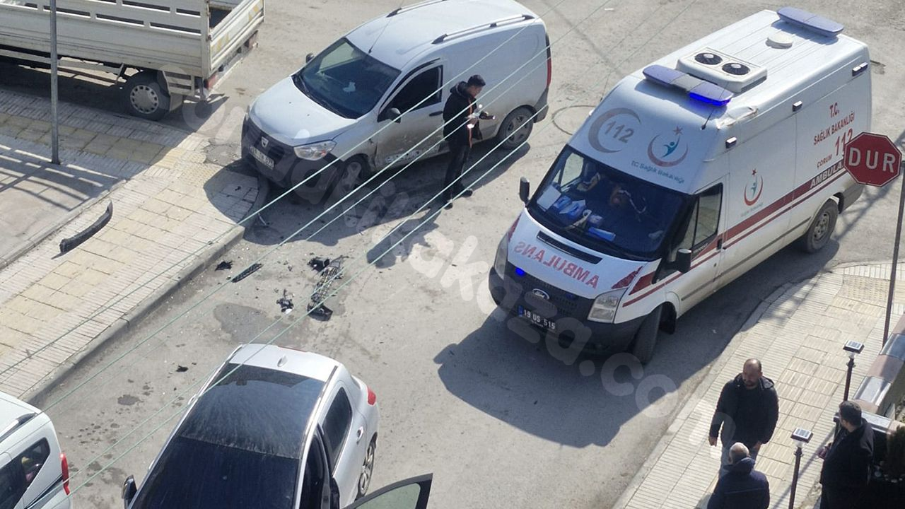 Çorum'da trafik kazası: İki araba çarpıştı, sürücüler hafif şekilde yaralandı.