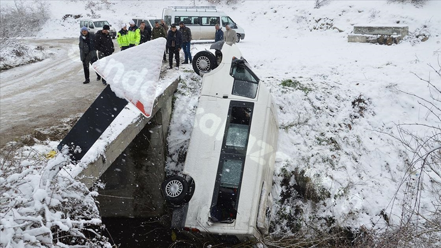 Samsun'da cenaze minibüsü devrildi, 15 kişi yaralandı.