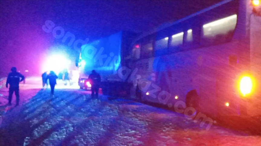Sivas'ta otobüs, tıra çarptı: 1 ölü, 29 yaralı.