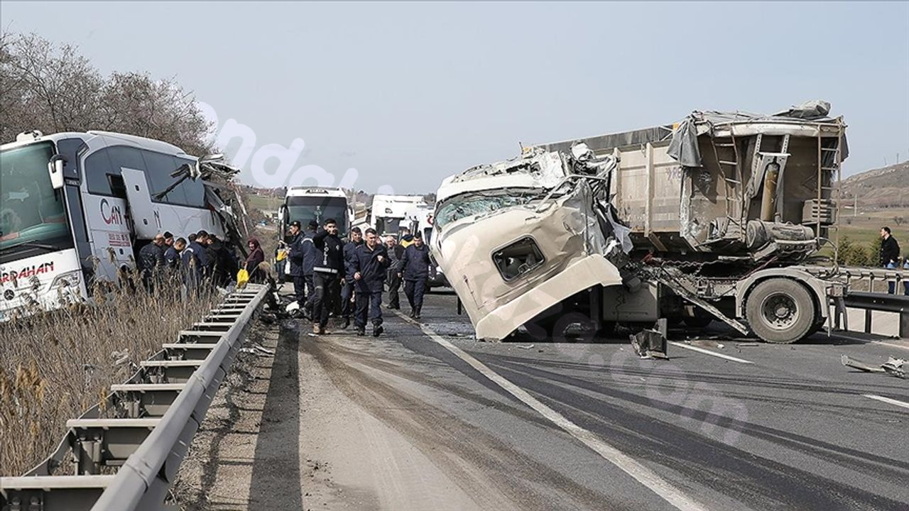 Bilecik'te tırın yolcu otobüsüne çarpması sonucunda çok sayıda yaralı var.