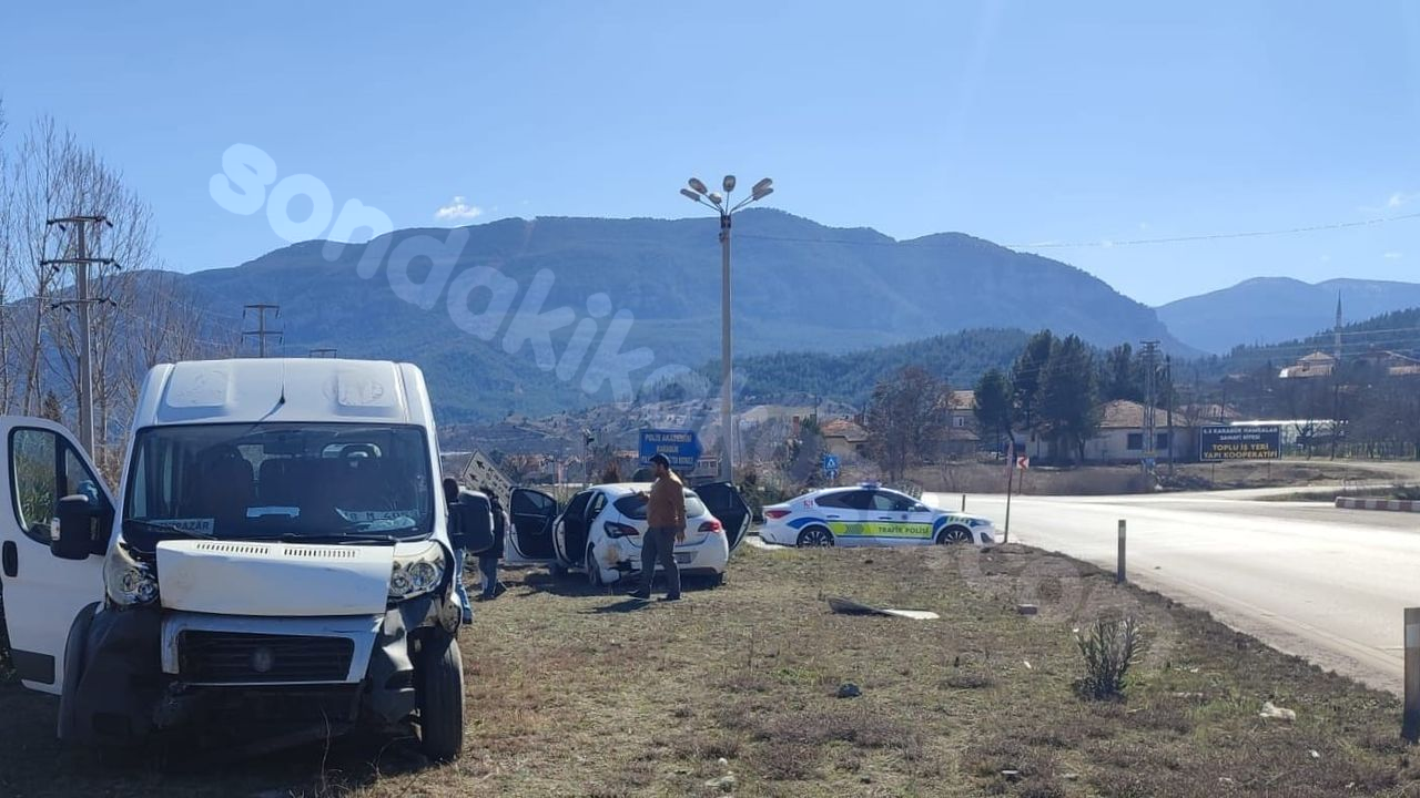 Çift trafik kazasında çok sayıda yaralı var!