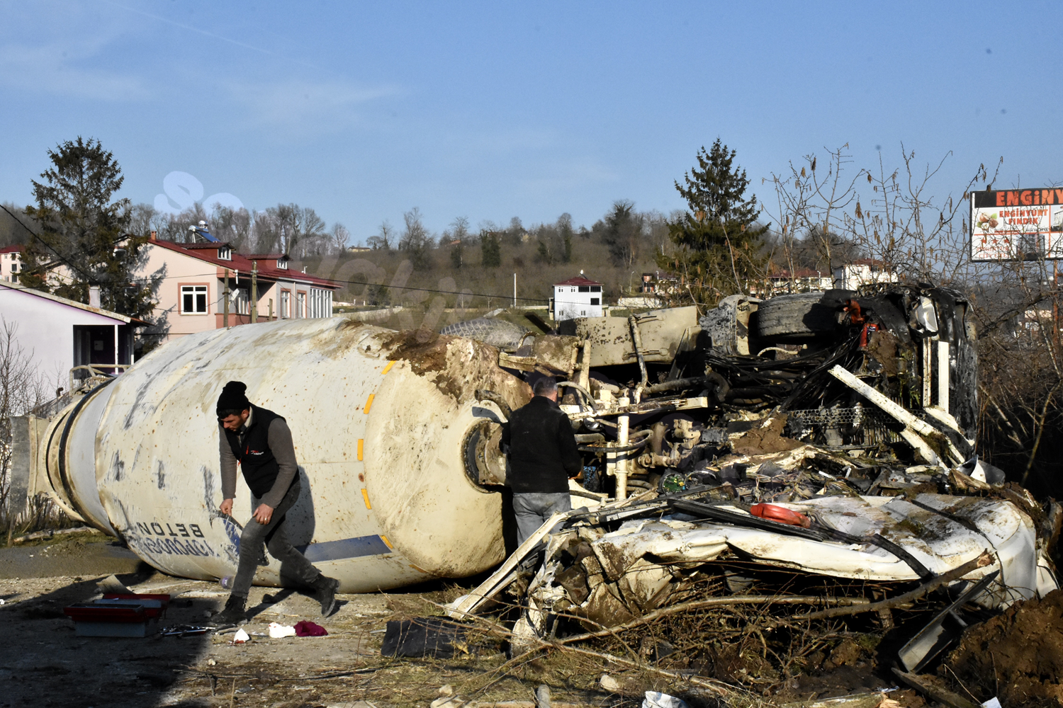 Beton mikseri kazası sonucu sola devrildi, 1 kişi yaralandı