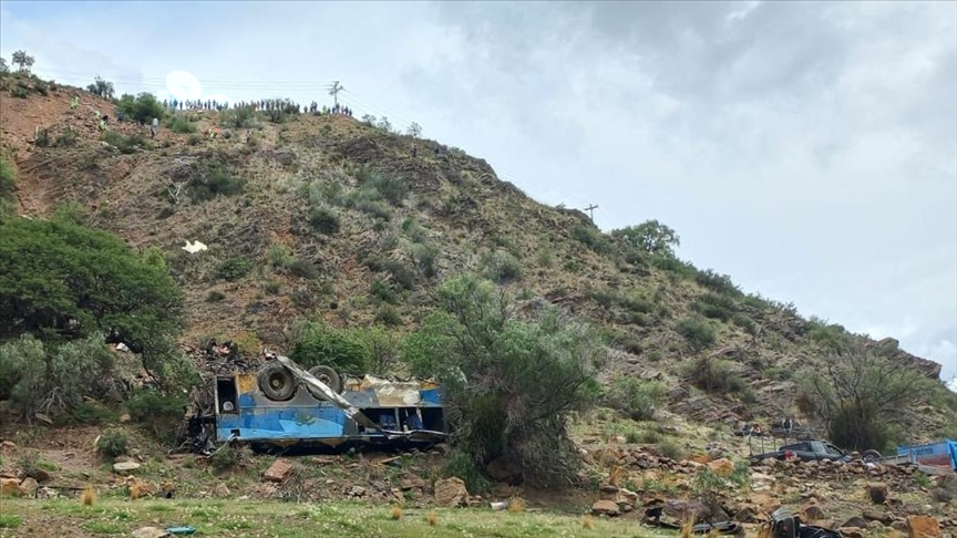 Bolivya'da otobüs ve minibüsün kaza yapmasıyla 25 kişi hayatını kaybetti, 26 kişi de yaralandı.