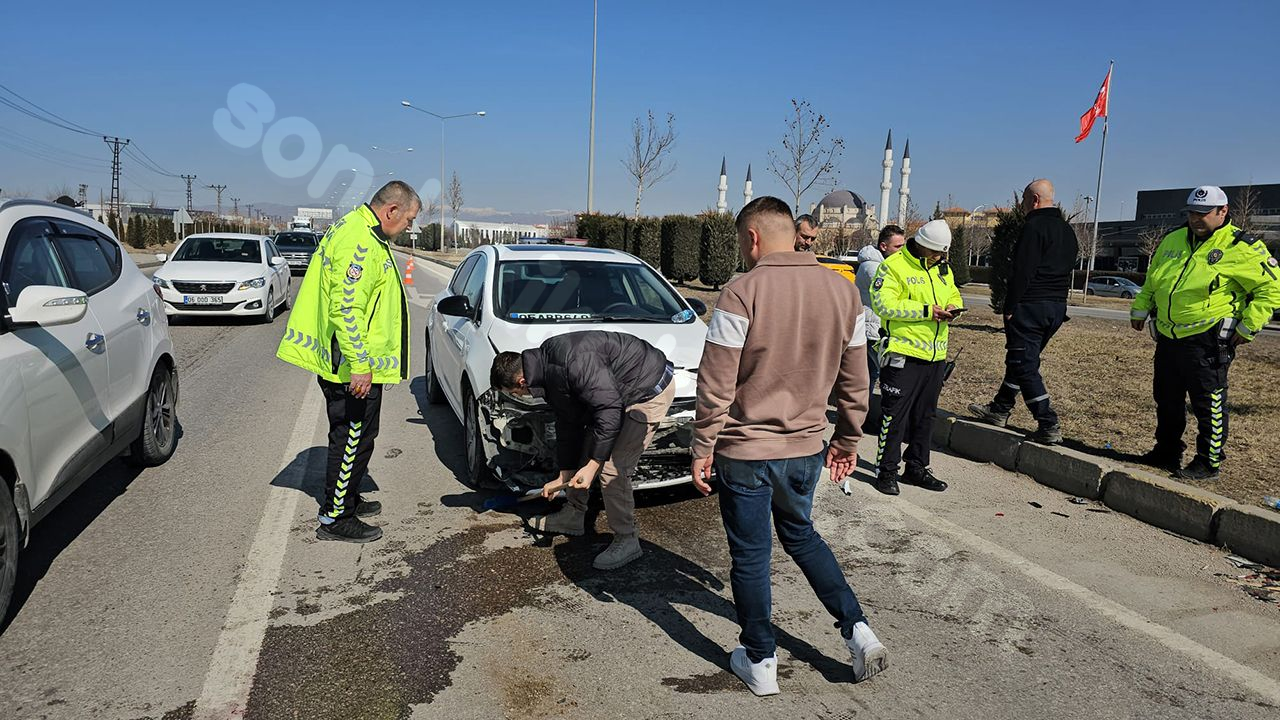 Çorum'da trafik kazası: Akraba 4 kişi yaralandı.