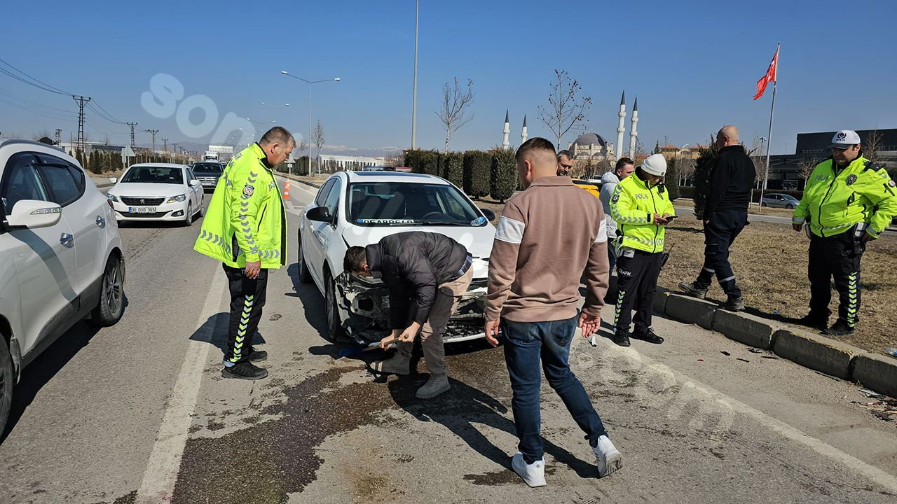 Çorum'da Trafik Kazası: Aynı aileden 4 kişi yaralı, iki araç çarpıştı.