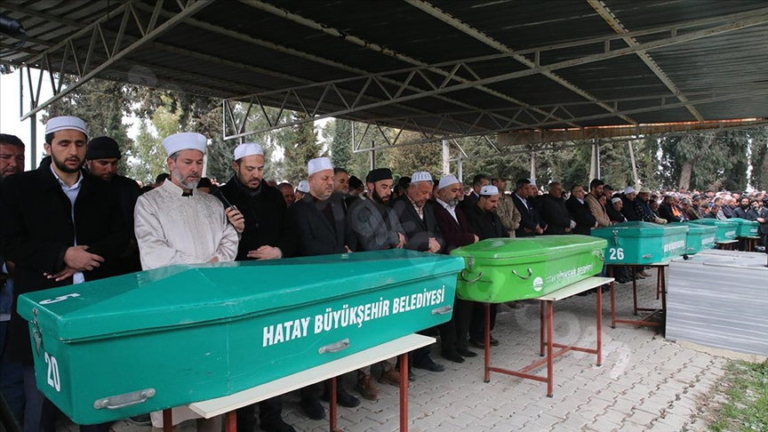 Hatay'da trafik kazasında yaşamını yitiren altı kişinin cenazeleri toprağa verildi.