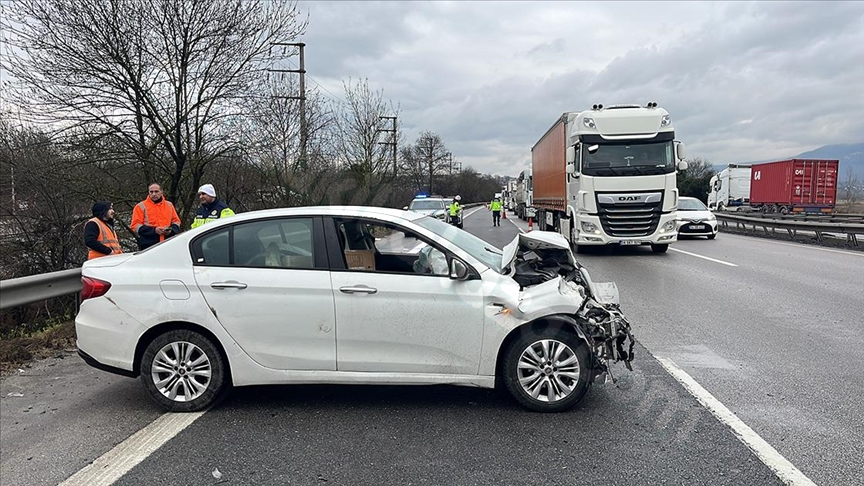 Kocaeli'deki kaza Anadolu Otoyolu'nda trafik sıkışıklığına neden oldu.