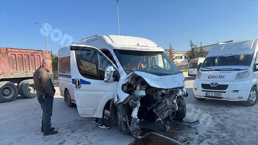 Manisa'da iki işçi taşıyan aracın kaza yapması sonucu 19 kişi yaralandı.