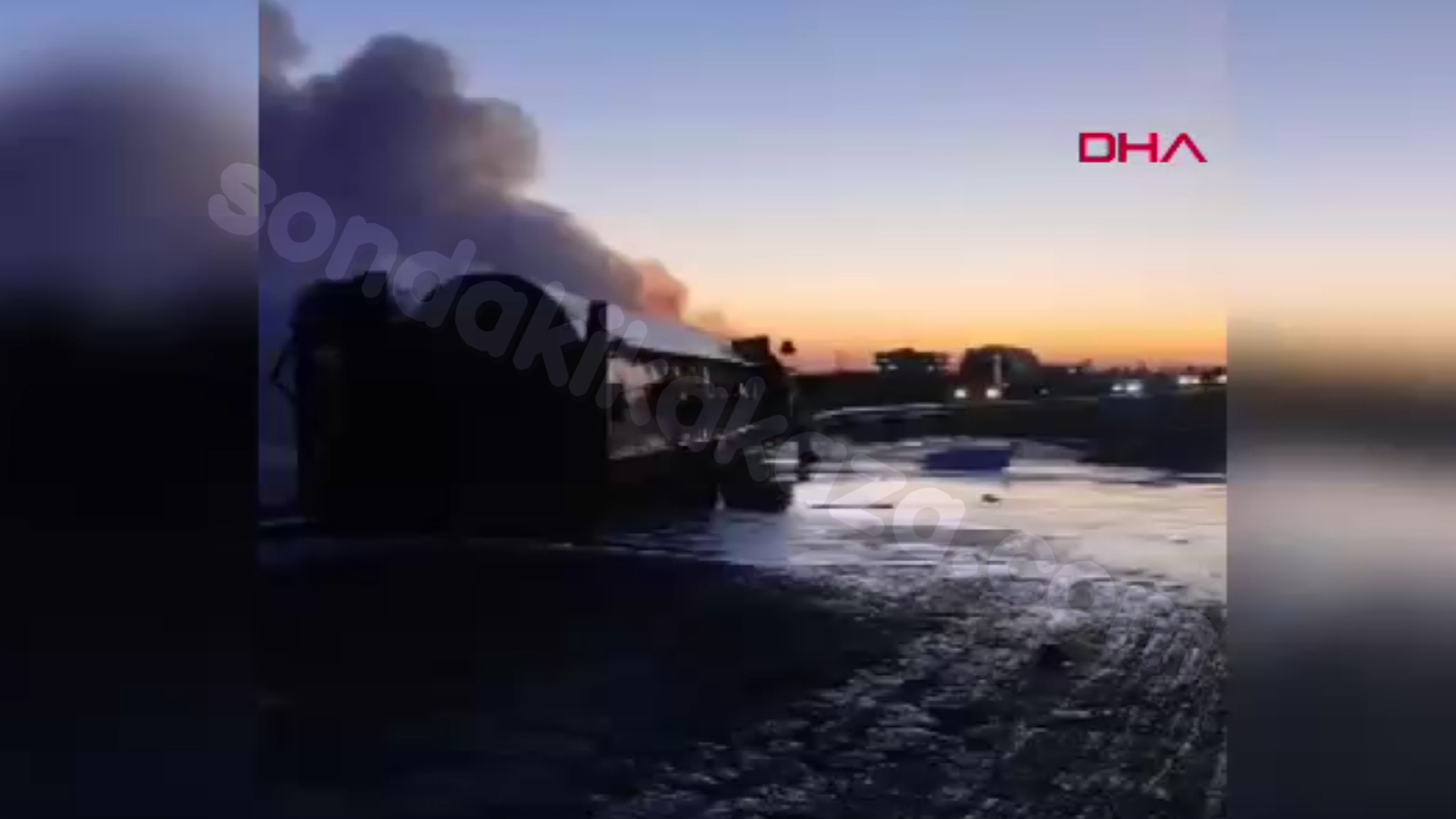 Mardin'de acı kaza: devrilen petrol taşıyan kamyon yanmaya başladı, şoför yaralandı.
