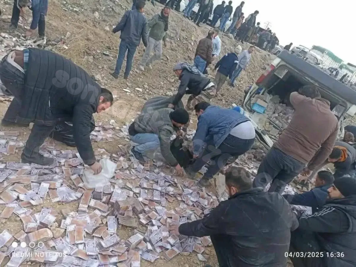 Nadir bir durum: Suriyeliler, kaza sonrası dağılan milyonları topladı.