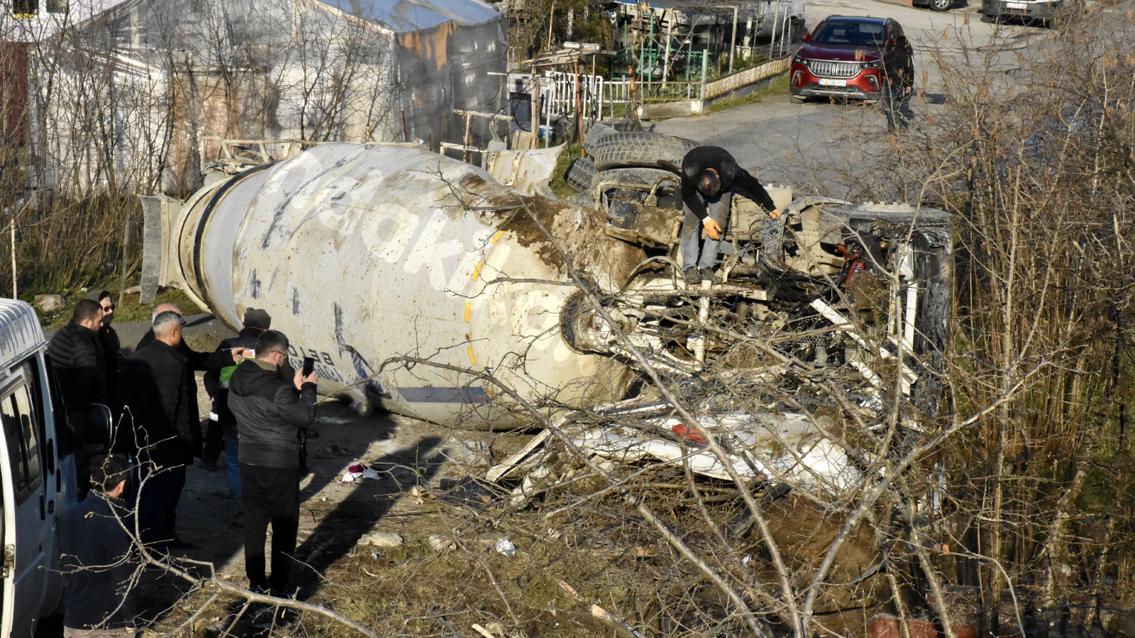 Ordu'da şiddetli bir kaza: Beton mikseri devrildi, sürücü ağır yaralandı.