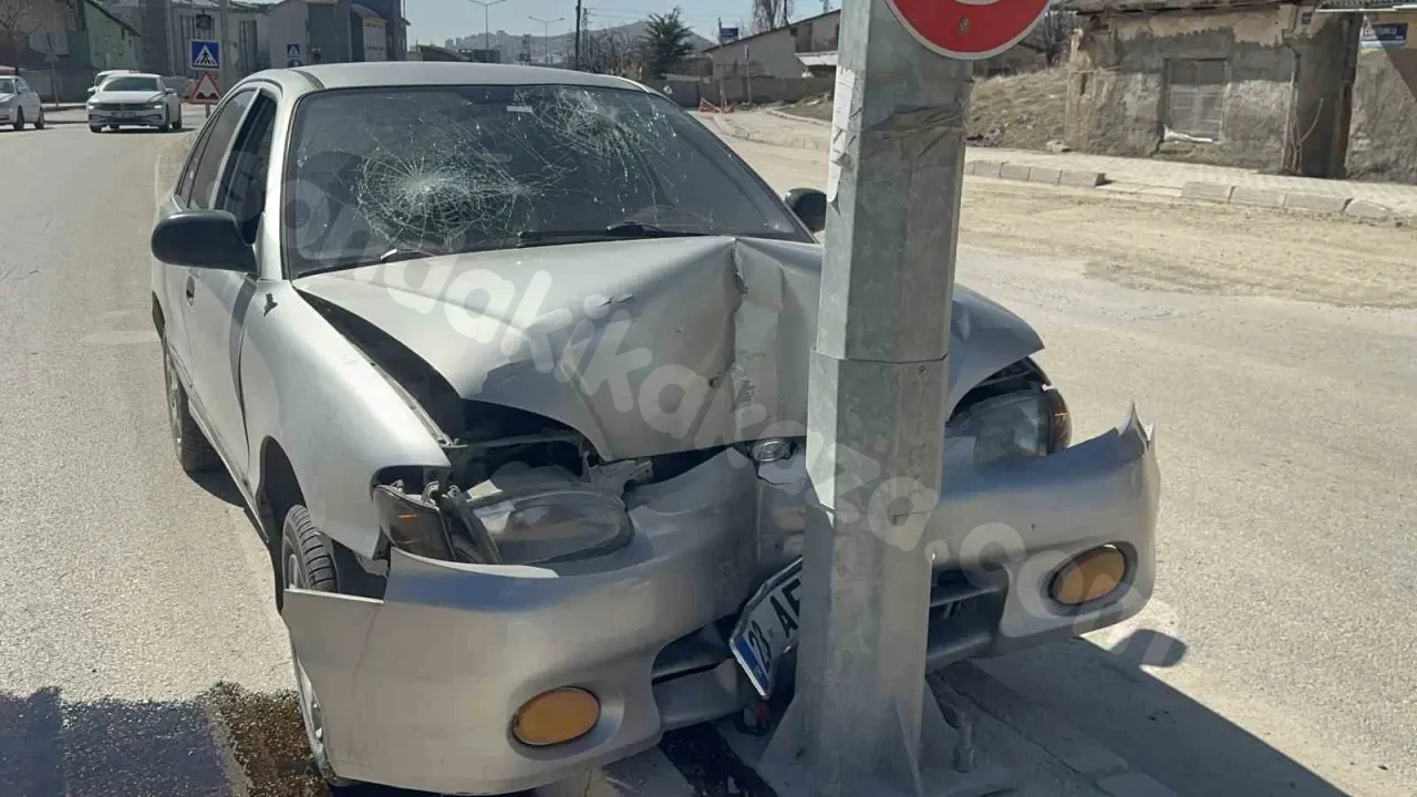 Elazığ'da Trafik Kazasında 3 Kişi Yaralandı
