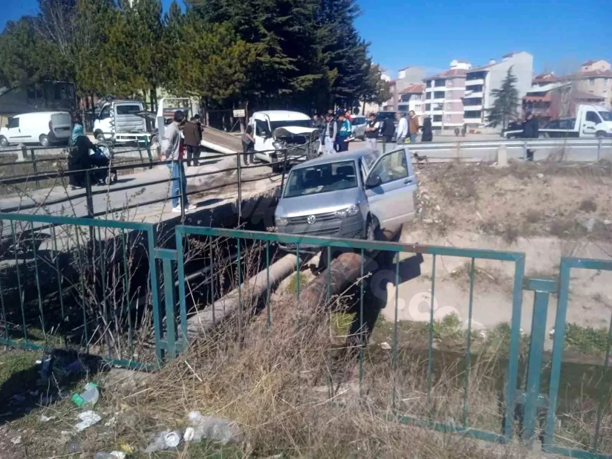 Eskişehir'de Kaza: İki araç çarpıştı, yaralanan olmadı.