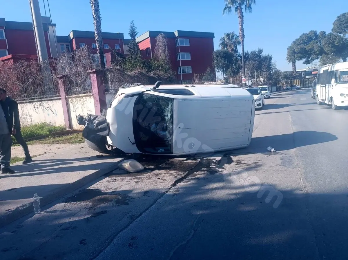 Tarsus'ta trafik kazasında şoför yaralandı.