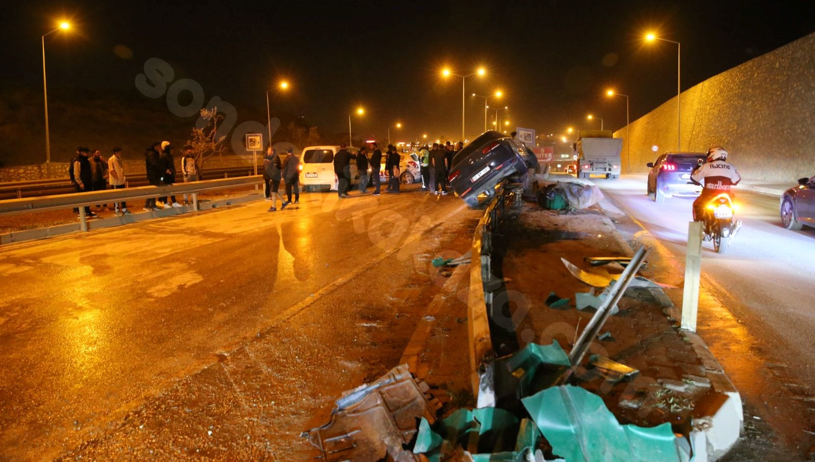 Hatay'da üç aracın karıştığı zincirleme trafik kazası oldu.