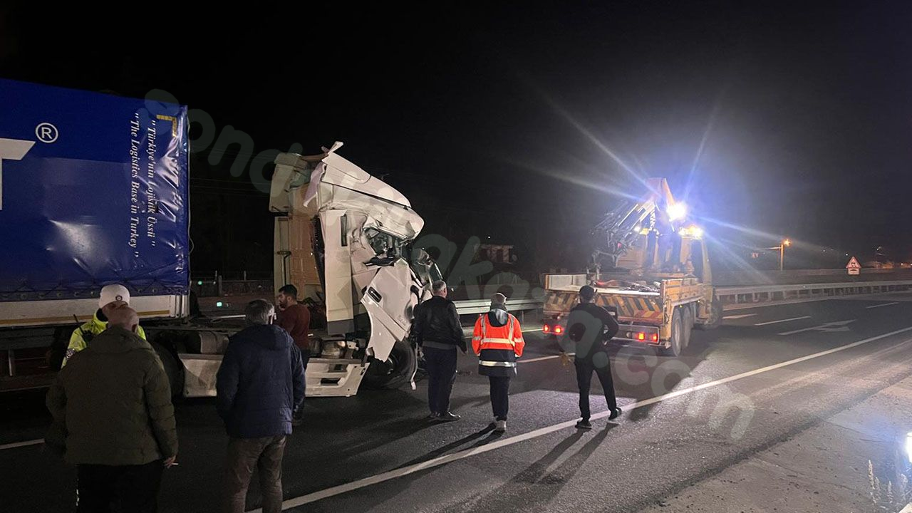 Tosya D-100'de tır kaza yaptı, yol kapatıldı.