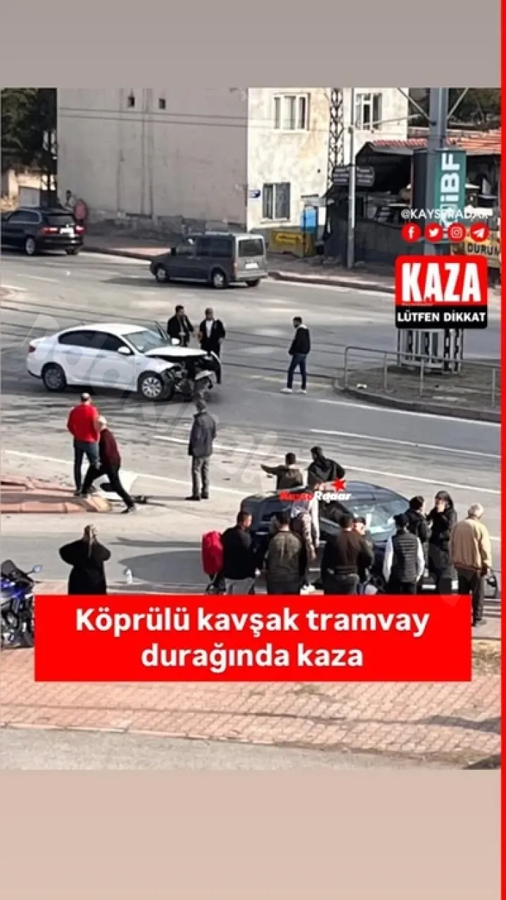 Tramvay durağında kaza oldu.