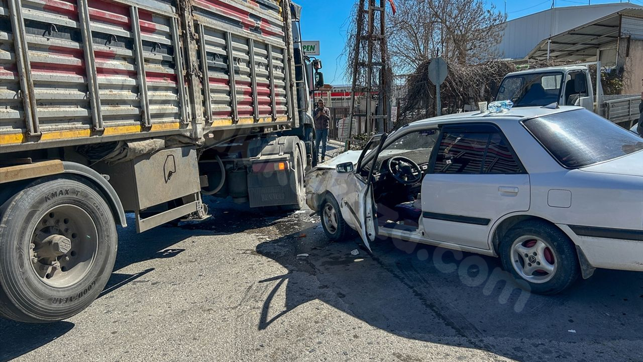Uşak'ta trafik kazasında, tır ile çarpışan aracın sürücüsü yaralandı.