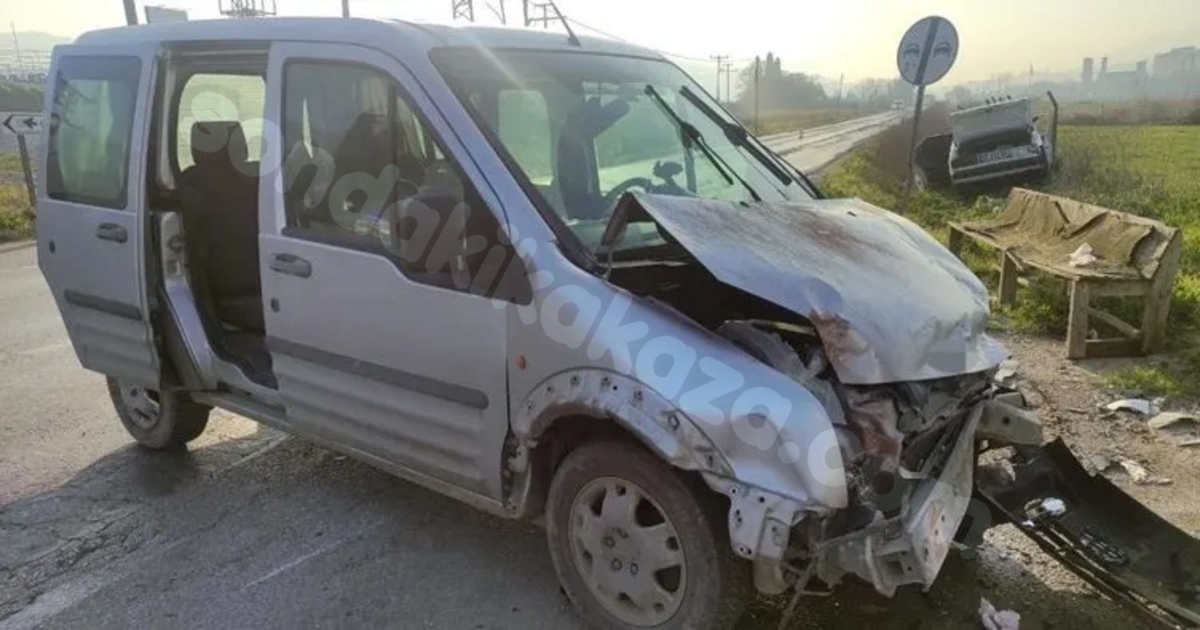 Bursa'da kaza: Hafif ticari araç ve otomobil çarpıştı, 5 kişi yaralandı - Oxu.az