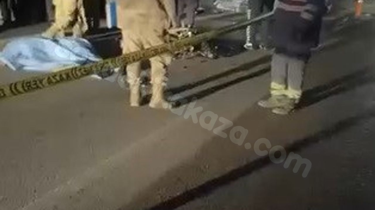 İki genç trafik kazasında hayatını kaybetti.