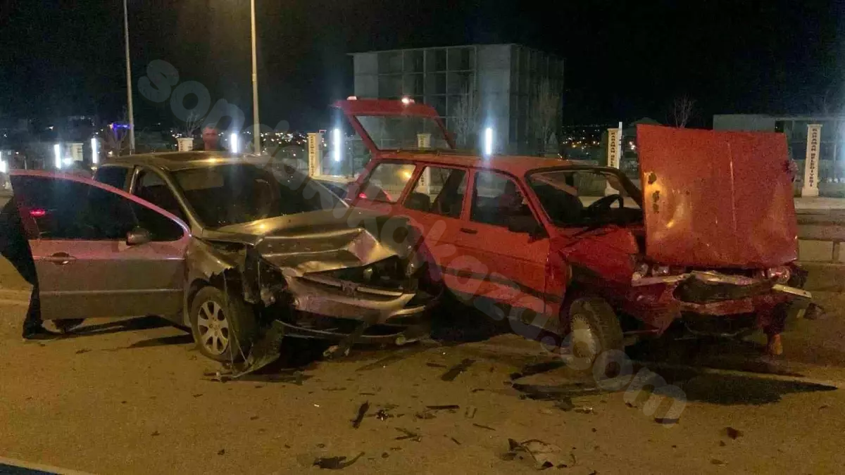 Karaman'da meydana gelen trafik kazasında iki araç çarpıştı.