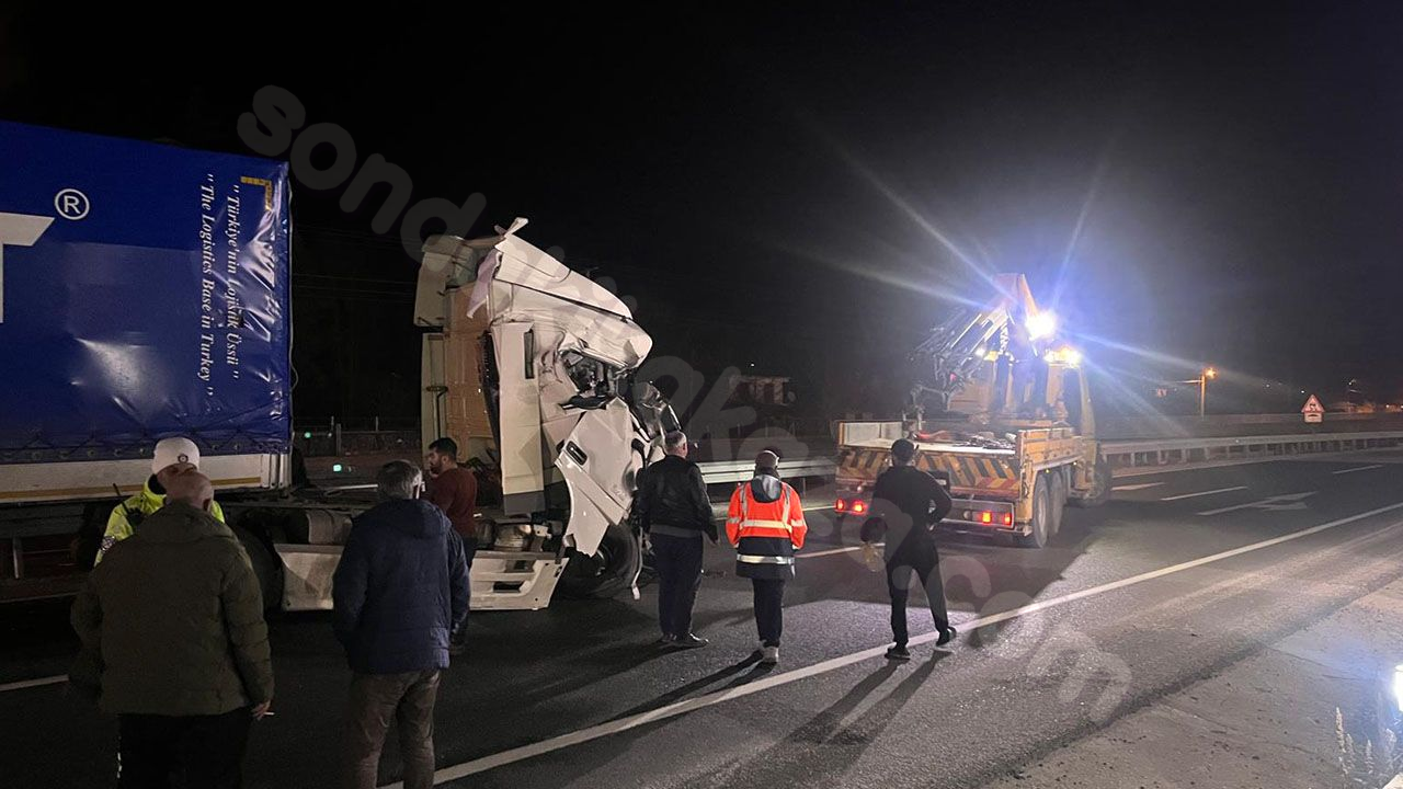 Tosya'da D100 yolunda kaza! Trafik durdu.