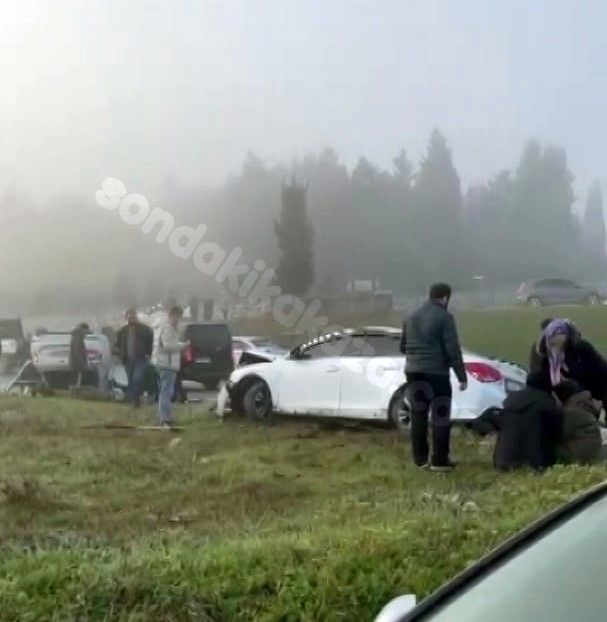 Adapazarı Emirdağ Mezarlığı Kavşağında, Ciddi Kaza: Bir Kişi Hayatını Kaybetti ve Üç Kişi Yaralandı.