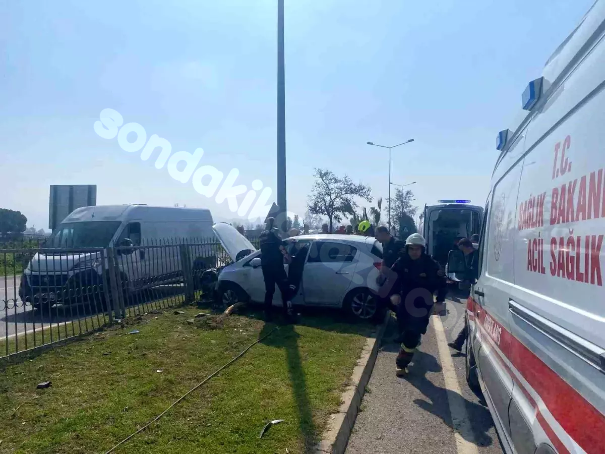 Aydın'da Kaza: Aydınlatma Direğine Çarpan Araçta Bir Yaralı Var