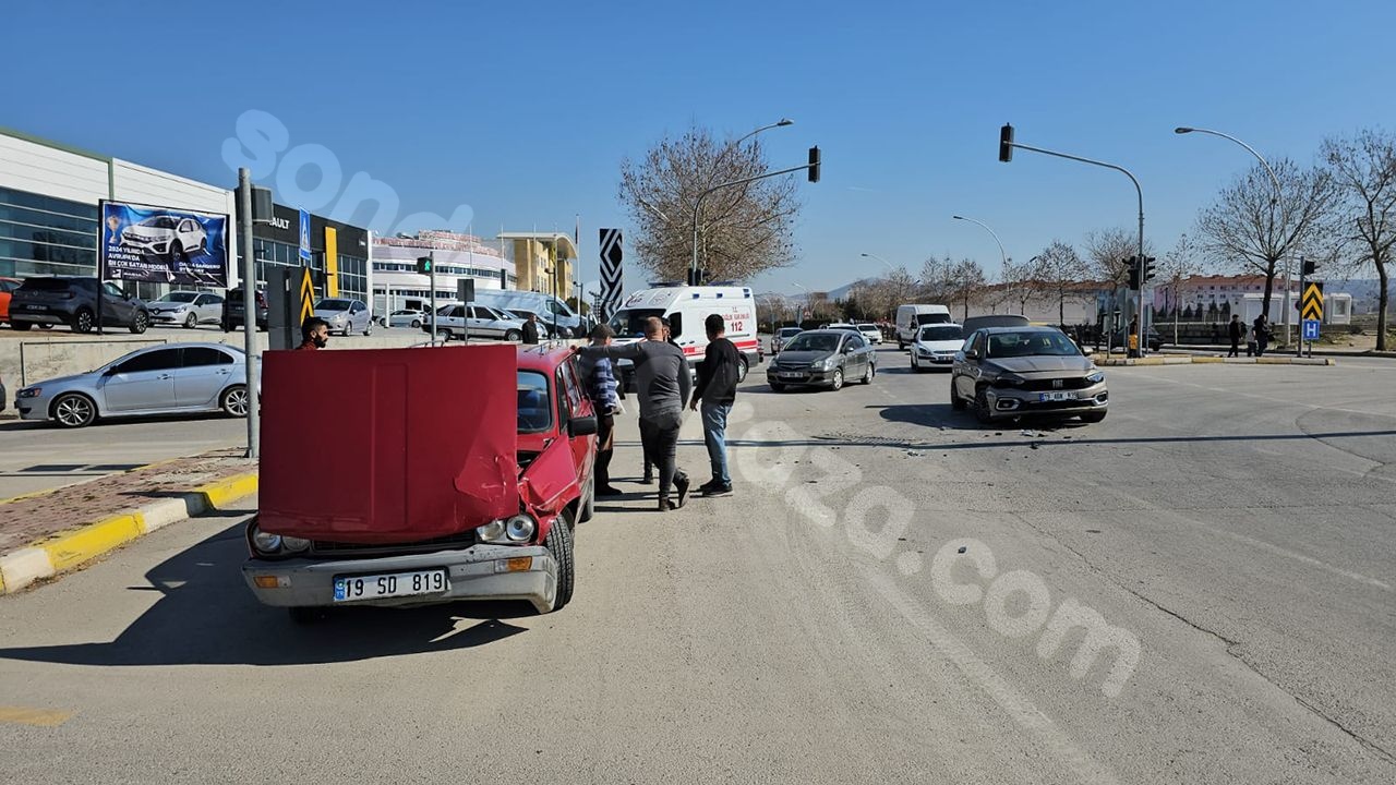 Çorum'da trafik kazası: İki araç İnönü Caddesi'nde çarpıştı, 2 kişi yaralandı.