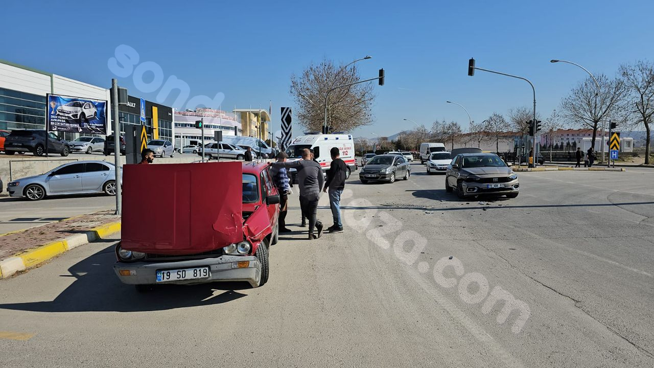 Çorum'da trafik kazası: İnönü Caddesi'nde 2 araç çarpıştı, 2 kişi yaralandı.