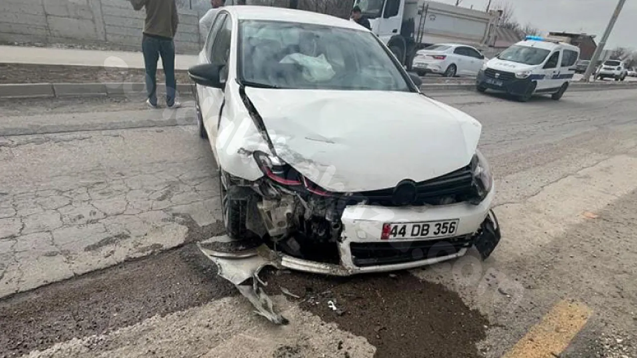 Elazığ'da Trafik Kazası: Araç Duvara Çarptı, 2 Kişi Yaralı!