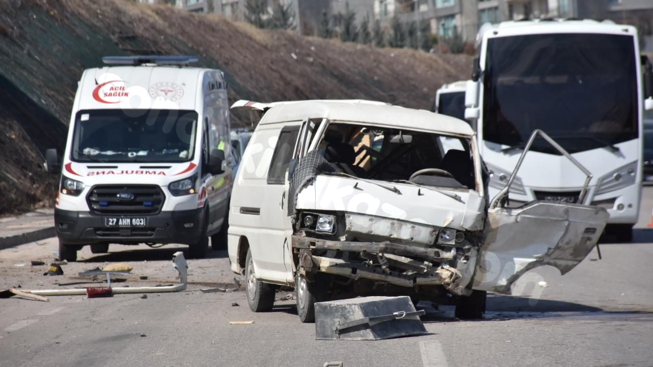 Gaziantep'te otomobil ile minibüs çarpıştı: 1 kişi hayatını kaybetti