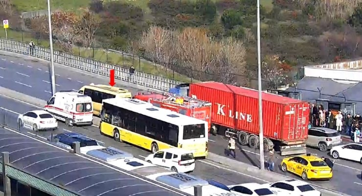 Haramidere'de İETT otobüsü kaza geçirdi: Bir kişi yaralandı