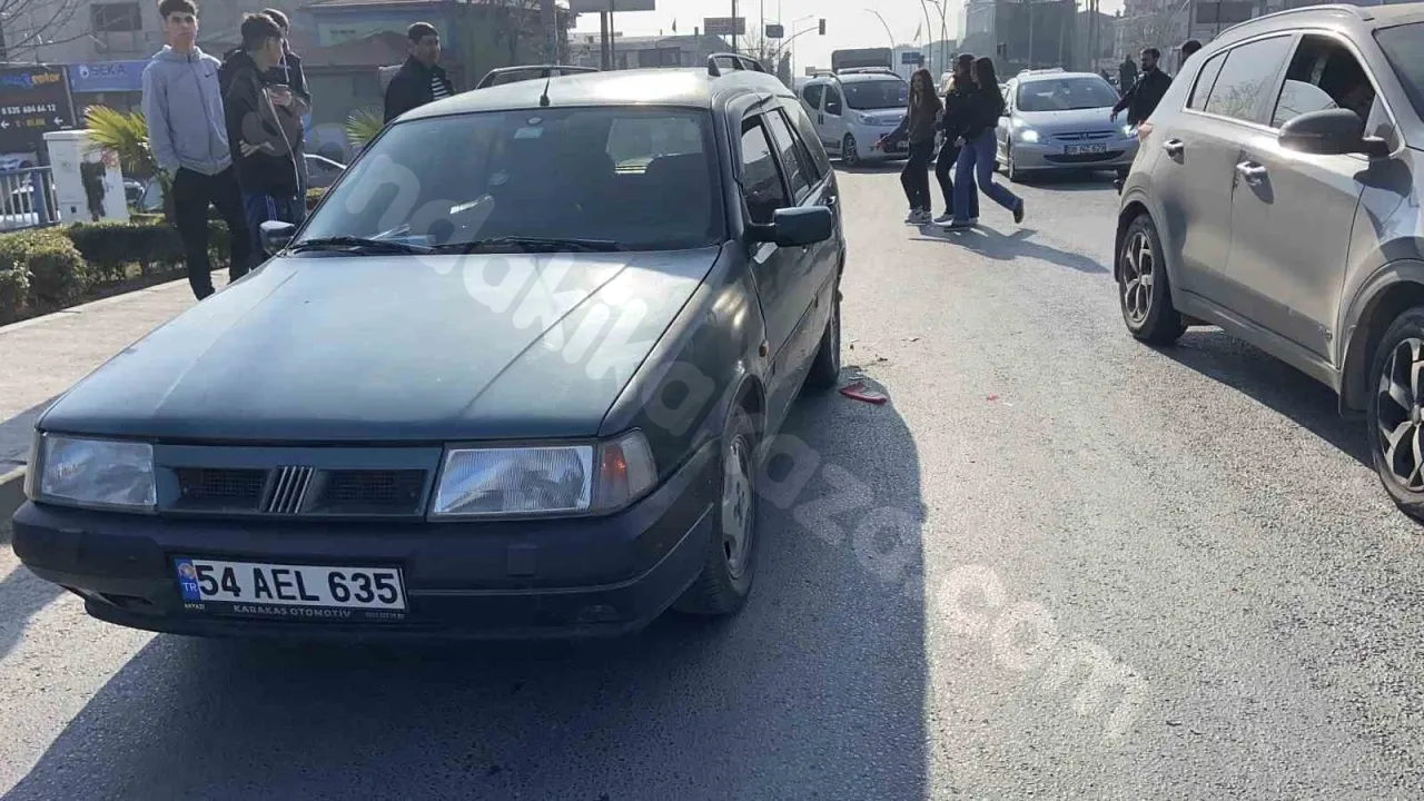 Motosiklet, arka taraftan otomobile çarparak korku dolu bir kaza meydana getirdi.