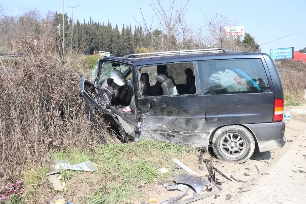 Sapanca'da korkunç kaza: Otomobil motoru 10 metre fırlattı, 10 kişi yaralandı.