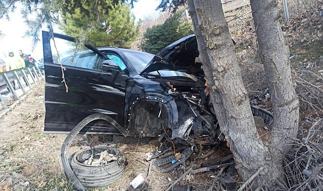 Şarkikaraağaç Belediye Başkanı Göçer, eşi ve kızı kaza sonucu yaralandı.