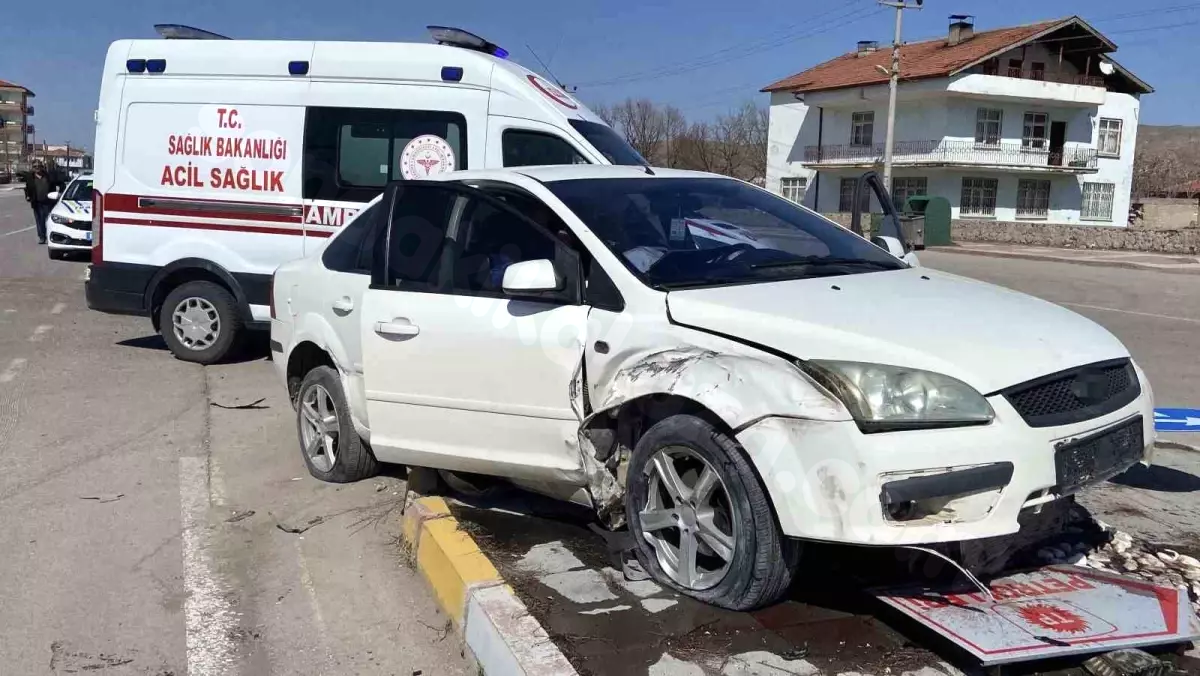 Aksaray'da trafik kazasında sürücü yaralandı.