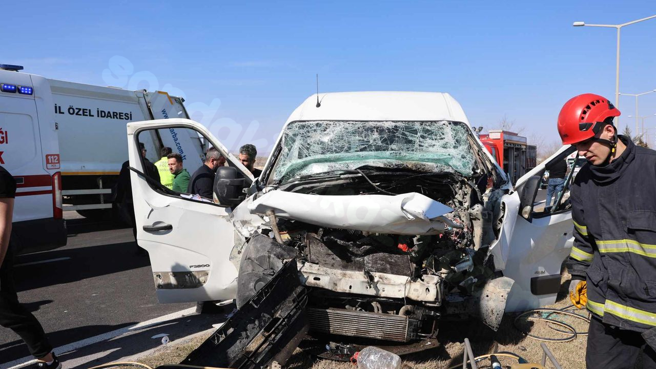 Nevşehir'de Minibüs Tıra Arkadan Çarptı: 1 Kişi Hayatını Kaybetti