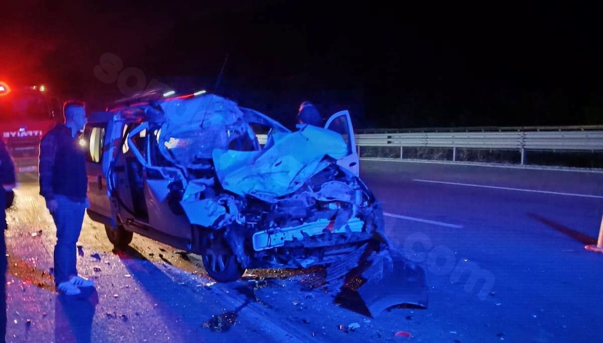 Otoyolda şiddetli kaza: TIR'a çarparak enkaz haline geldi.