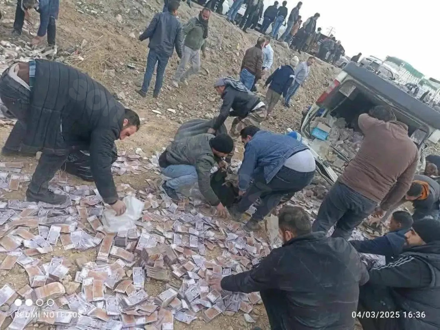 Suriyeliler, ender rastlanan bir durumda milyonlarca lirayı trafik kazasının ardından topladı.