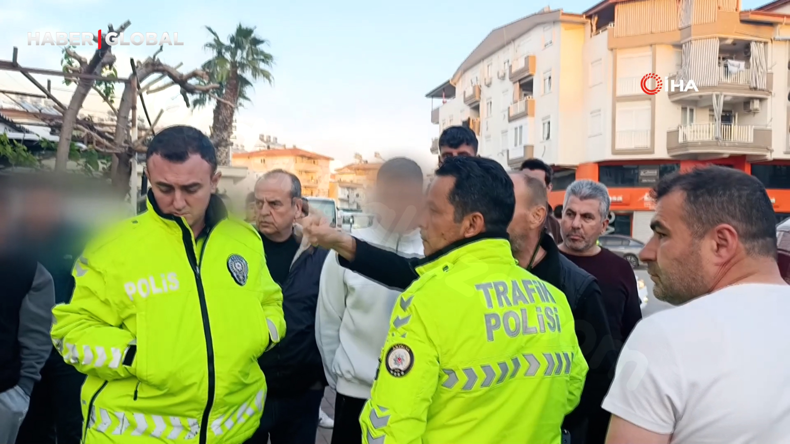 Vatandaş kaza yerinde polis gibi davranarak olaylar gelişti.