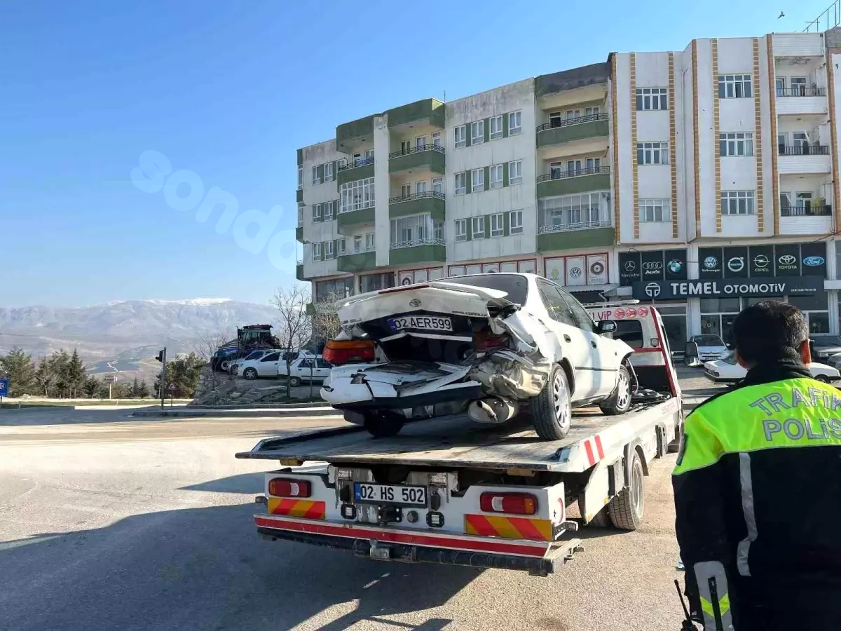 Besni'de Kaza: 2 Kişi Yaralandı