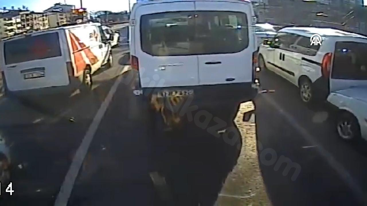 Kameraya yansıyan zincirleme trafik kazası