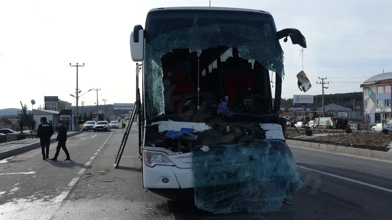 Kütahya'da Korkunç Kazada Yolcu Otobüsü Tıra Çarptı, Çok Sayıda Yaralı!