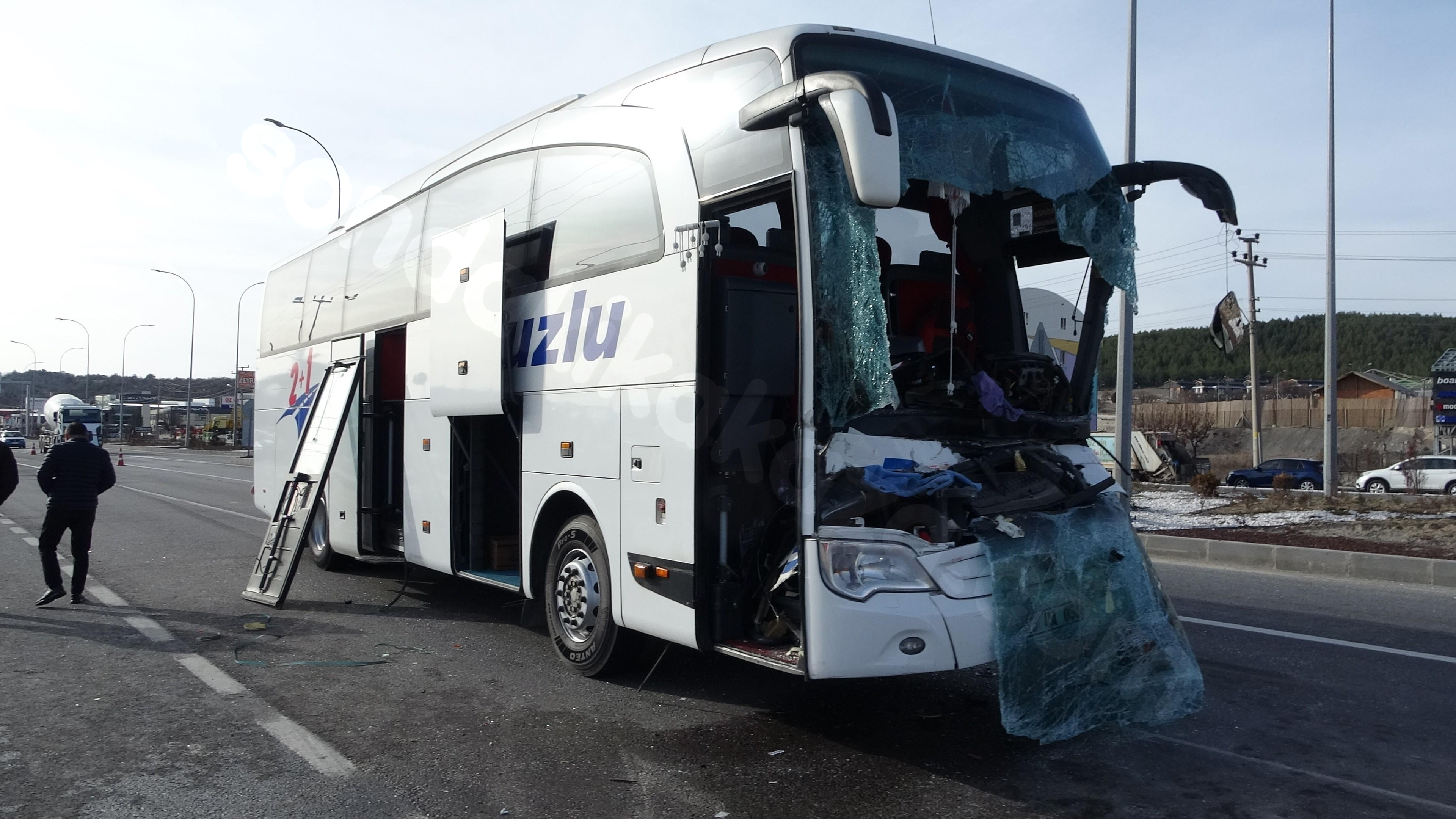 Kütahya'da otobüs kaza yaptı, 12 kişi yaralandı.